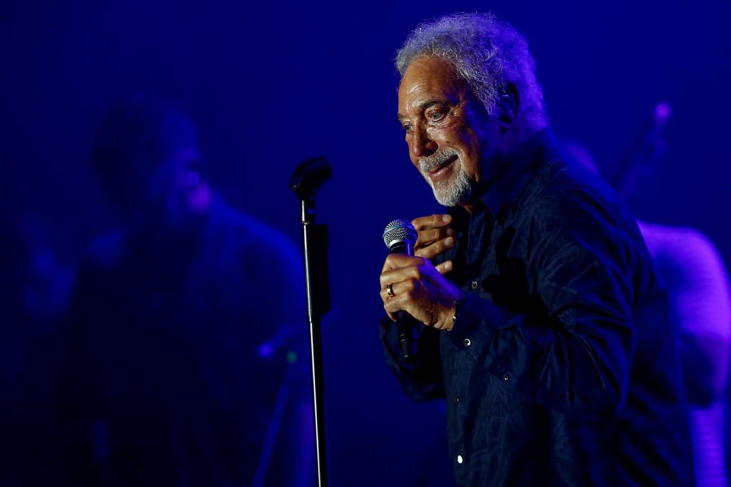 Jön Tom Jones és Jamie Cullum