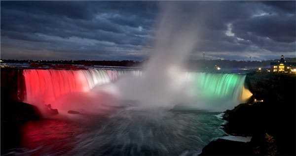Magyar nemzeti színekbe borult a Niagara-vízesés