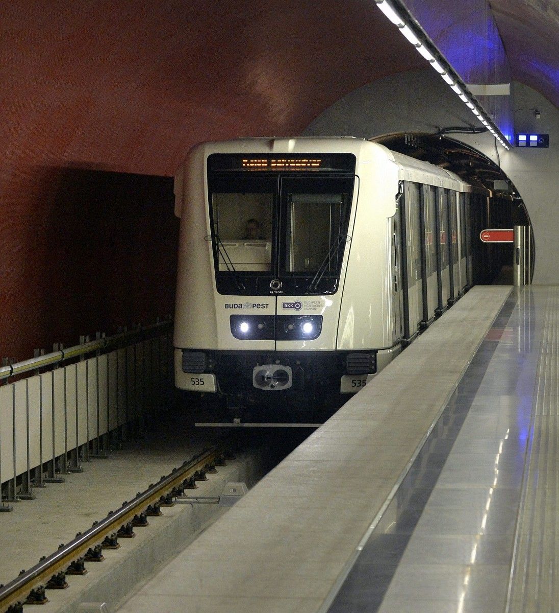 Teljes nyugalomban sétált egy férfi a síneken a 4-es metróban