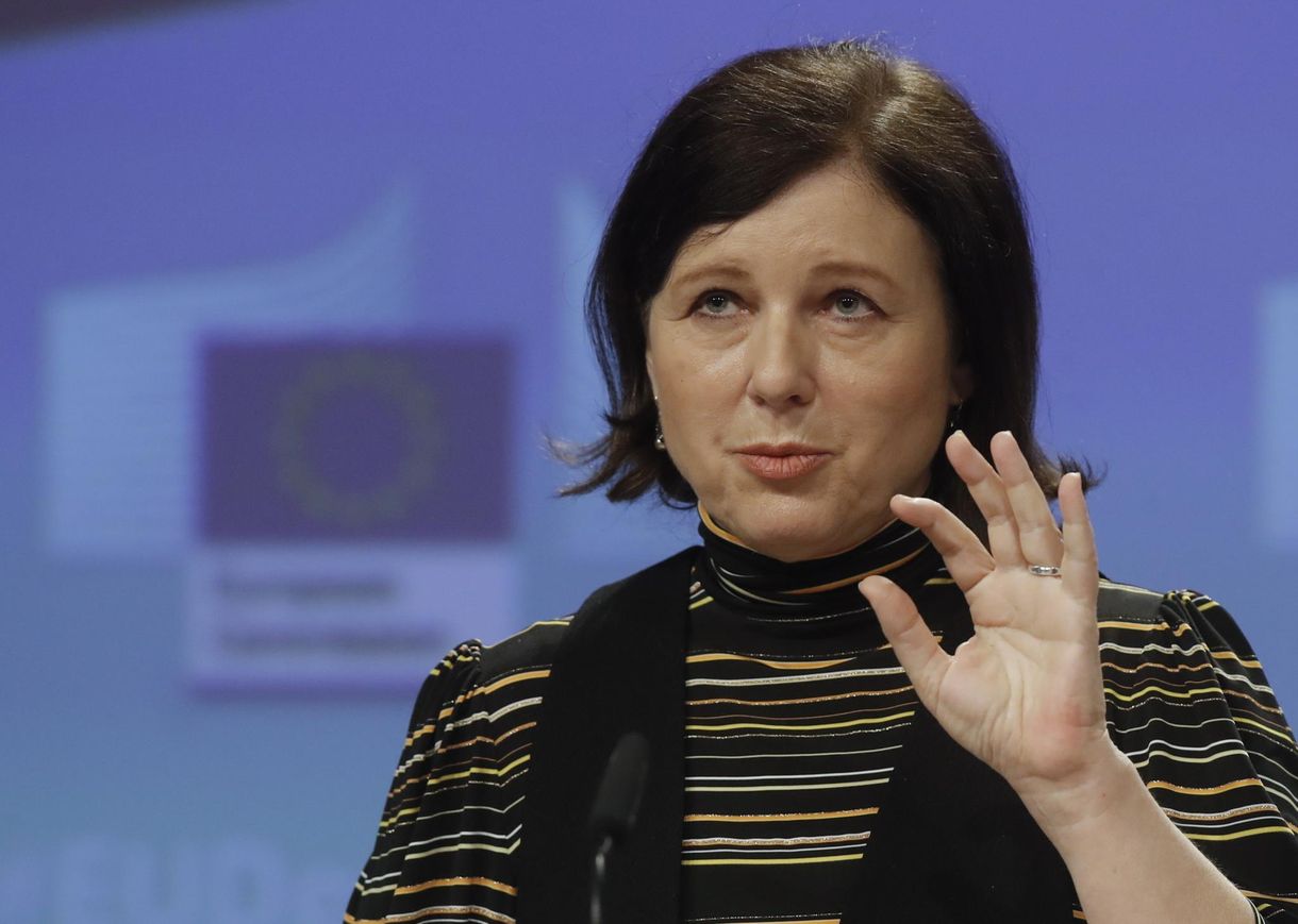 Brüsszel véget vet a megtévesztő politikai hirdetéseknek, Magyarországra külön odafigyelnek