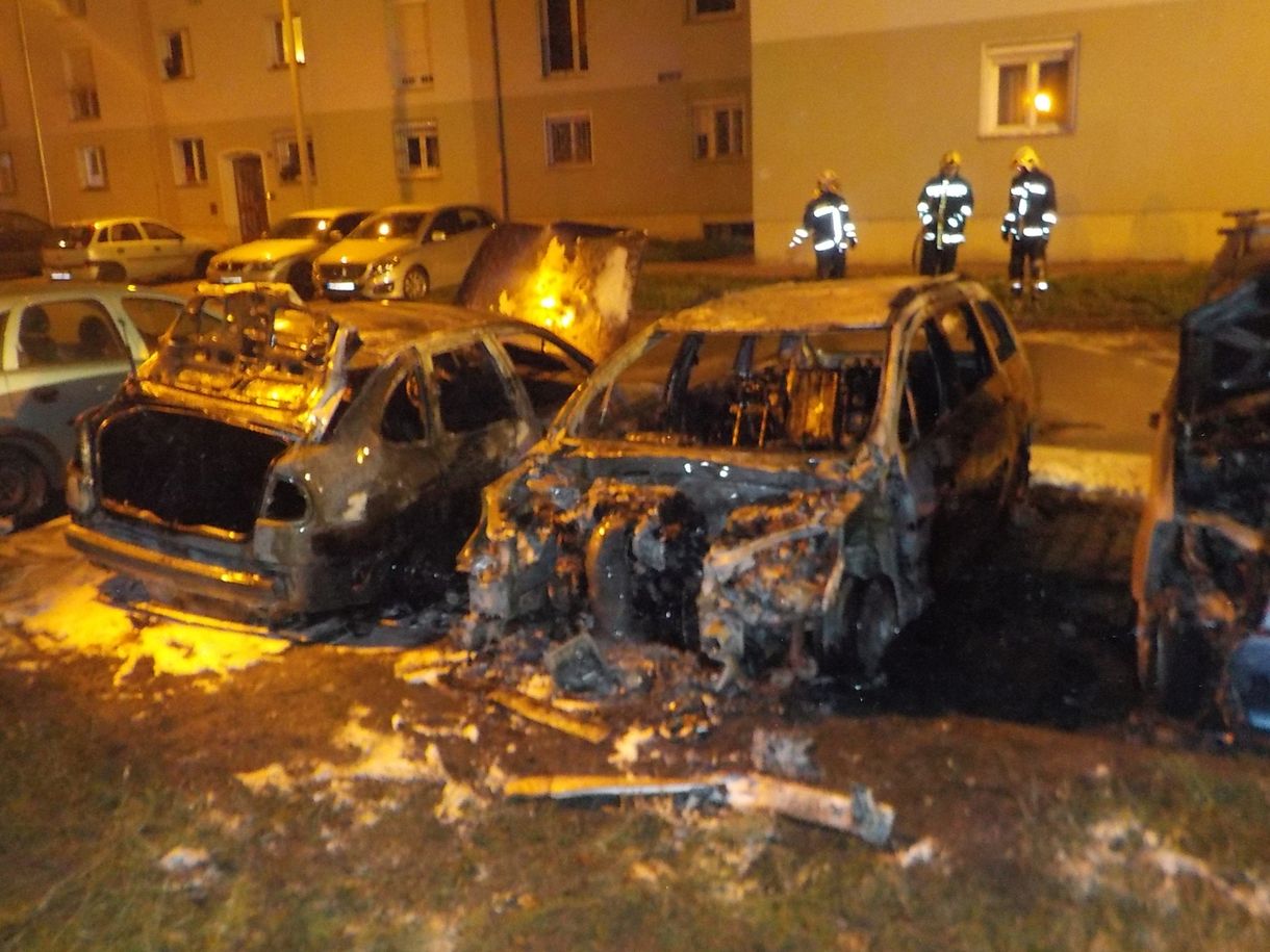 Fotók: Parkoló autókat gyújtottak fel Tatabányán