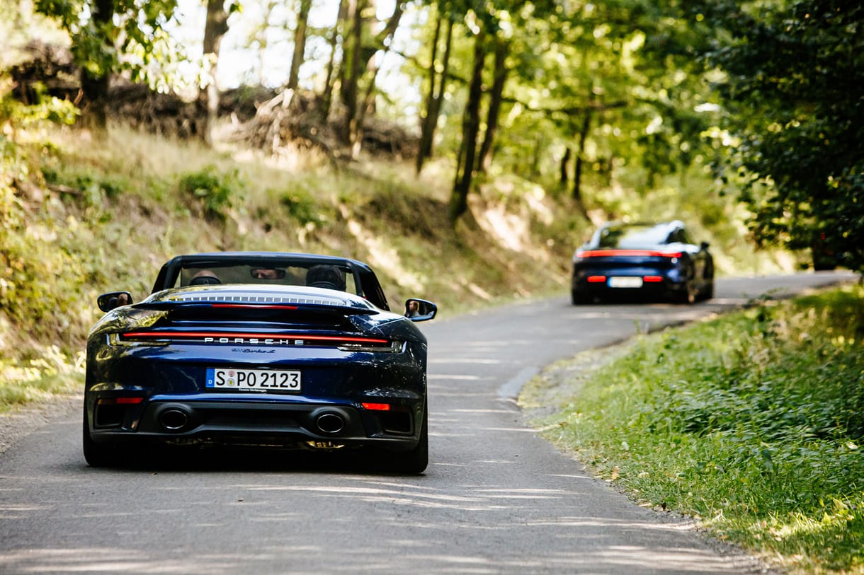 Egyedi emblémát kapnak a jövőben a legerősebb Porschék