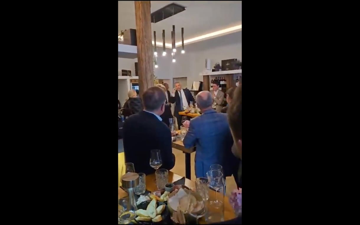 Aki nem keres eleget, dolgozzon többet - kiszivárgott videón gyúnyolja az osztrák kancellár az egyedülálló anyákat
