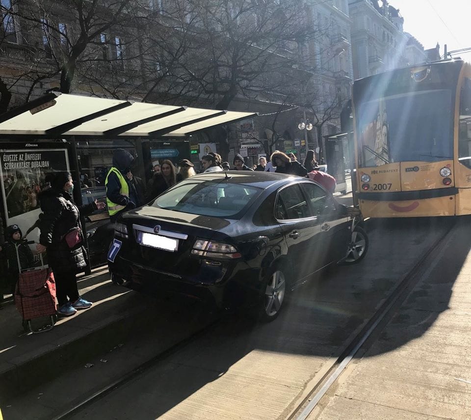 Bezúzott egy Saab a 4-6-os megállójába a Király utcánál