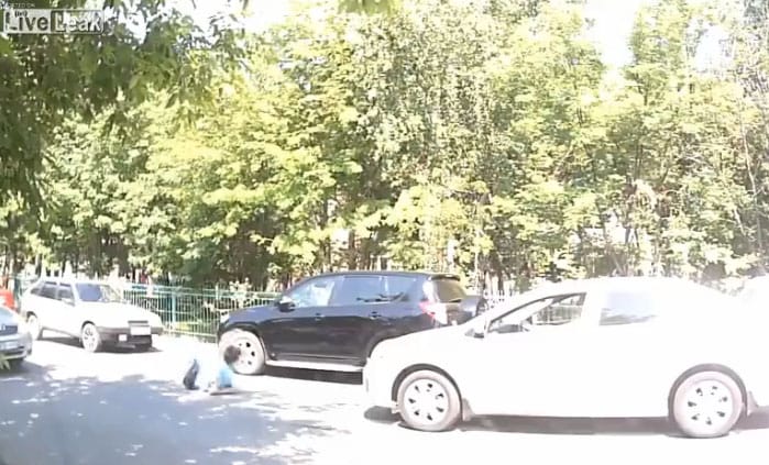 Ilyen egy szerencsés kimenetelű gyalogosgázolás - videó
