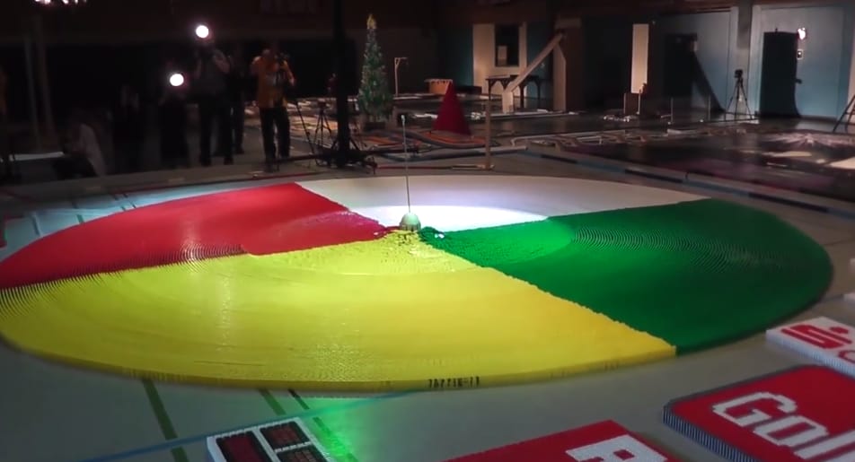 Amikor ötvenezer dominó közé dobnak bombát - videó