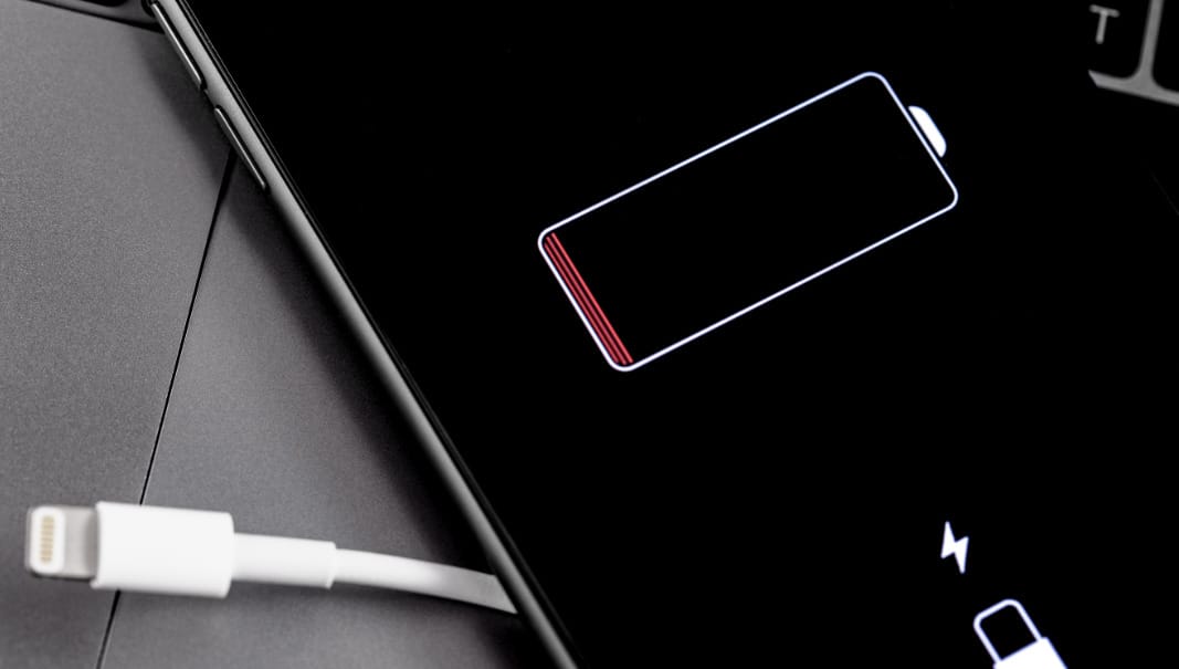 Gyorsabban merül most az iPhone-ja akkuja? Ezt teheti ellene