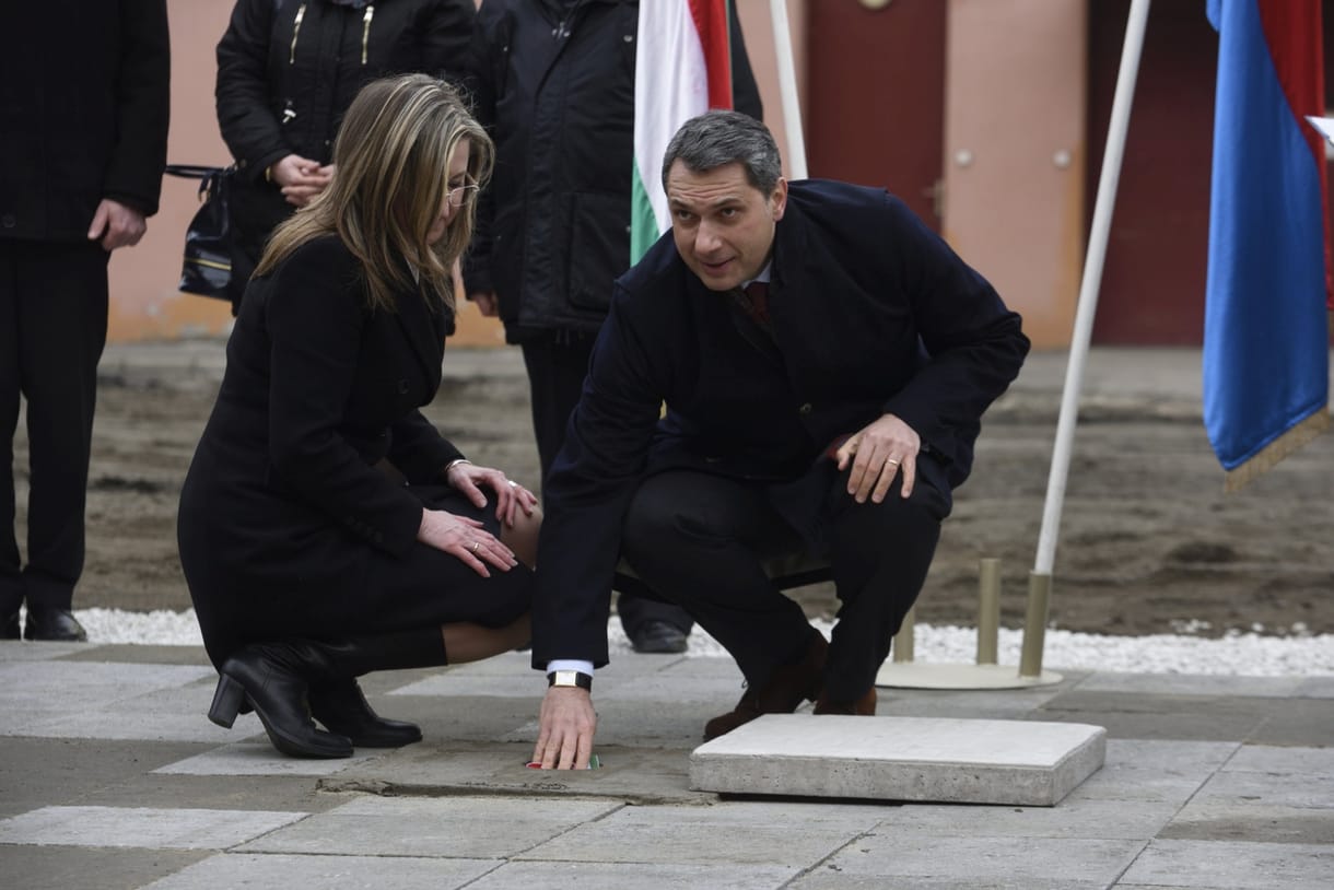 Furcsán kapta meg a közpénzes megbízást Lázár „független médiája”