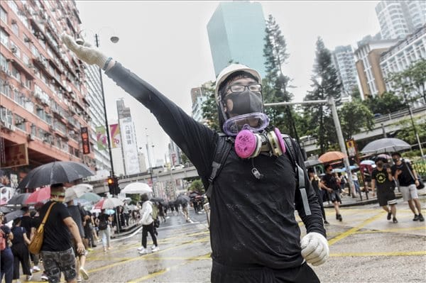 Kínai katonák jelentek meg Hongkong utcáin