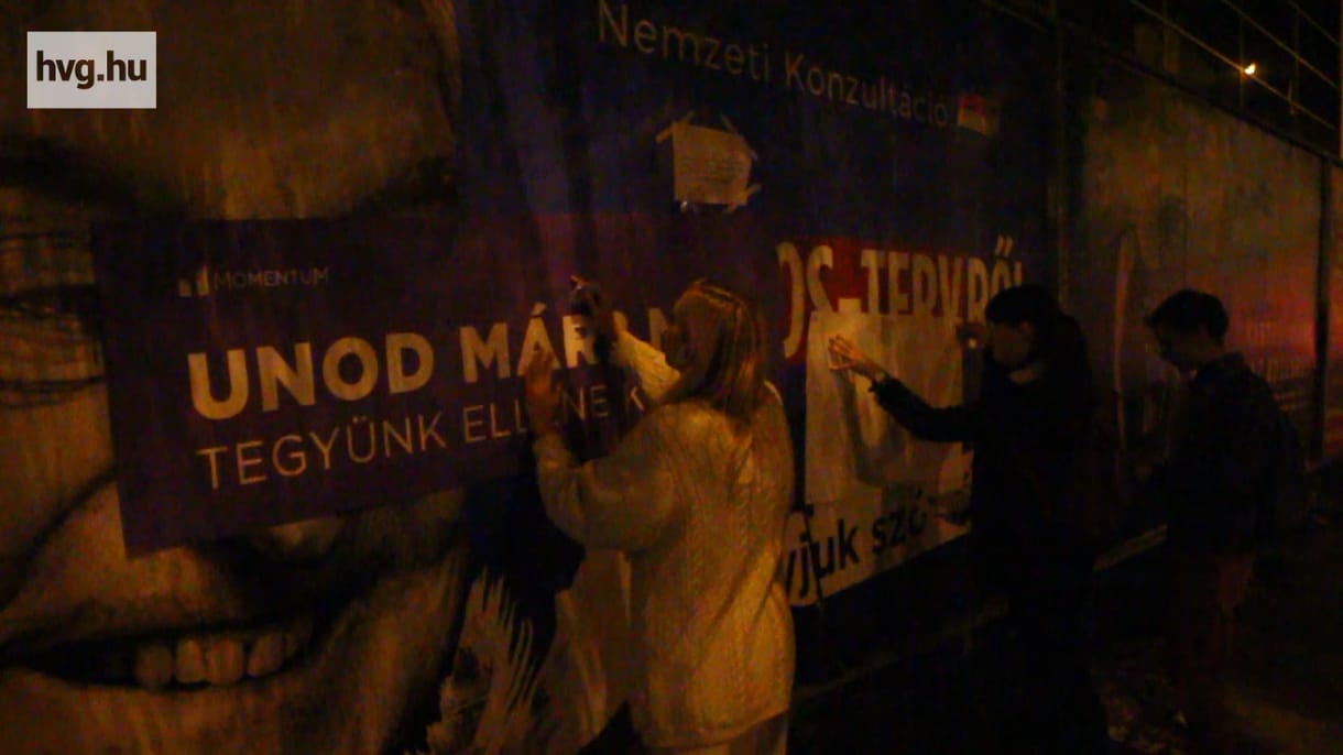 Átragasztotta a kormány Soros-plakátjait a Momentum – videó