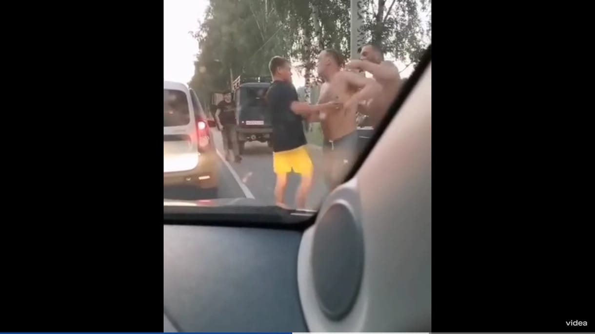 Félmeztelen férfiak támadtak egy szabálytalanul előző autósra Oroszországban