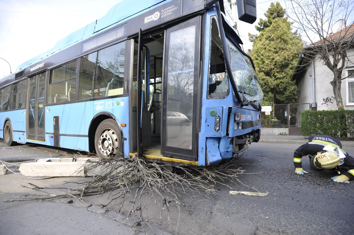Autókkal ütközött egy BKV-busz, villanyoszlop is dőlt – fotók