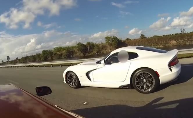 Videó: autópályán csatázott a McLaren és az új Viper