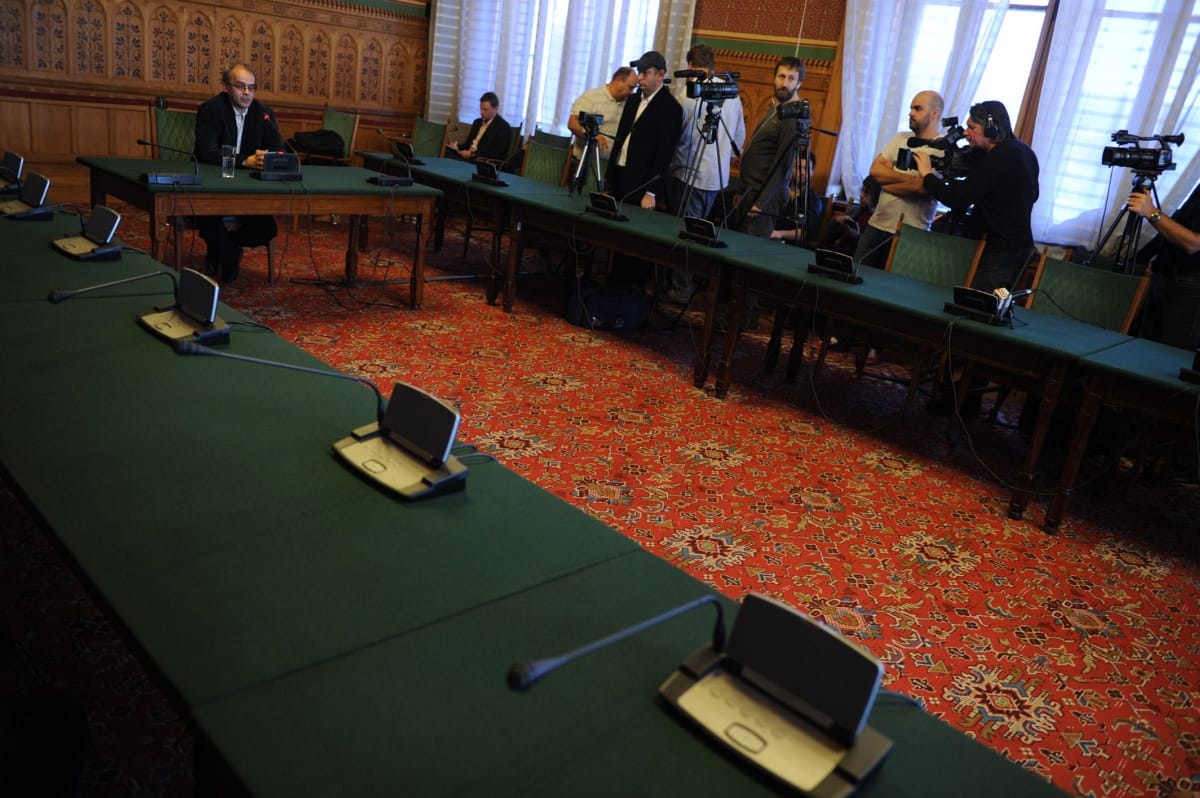 Arc nélkül tálalt ki a második NAV-os
