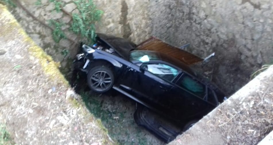 Négy méter mély betonárokba zuhant egy autó Szálkánál