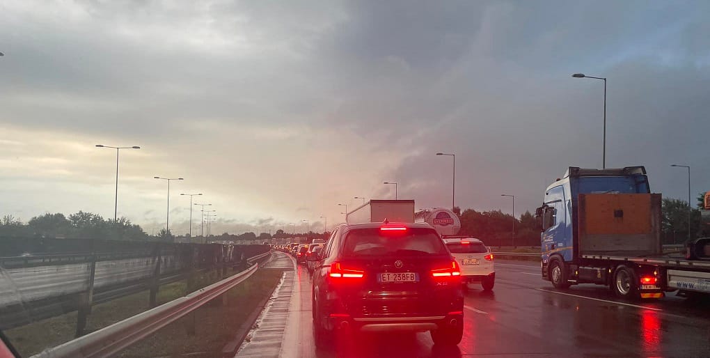 Felhőszakadás és karambol: két sávot is lezártak az M0-son