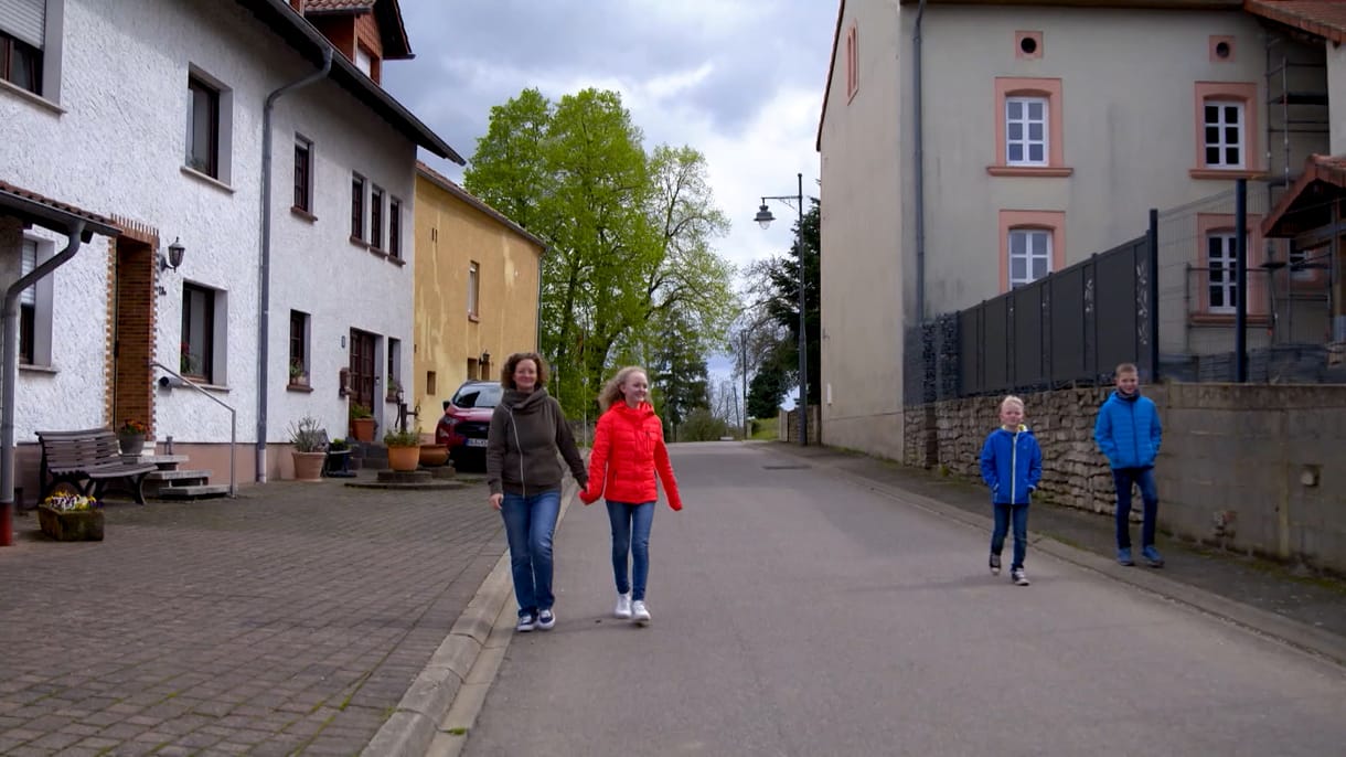 Milyen az élet egy faluban, ahol az utca egyik fele Németországban, a másik Franciaországban van – videó