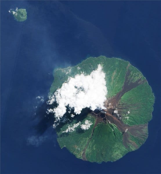 NASA - varázslatos fotó a pápua új-guineai Manam tűzhányóról