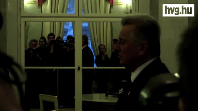 Schmitt Pál színre lépett, de hallgatott - videó
