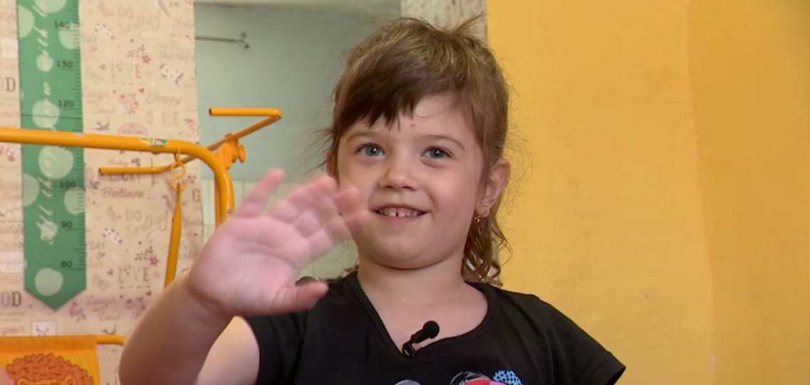 „Anya ezt tanította” – megszólalt az ötéves kislány, aki mentőt hívott az édesanyjához