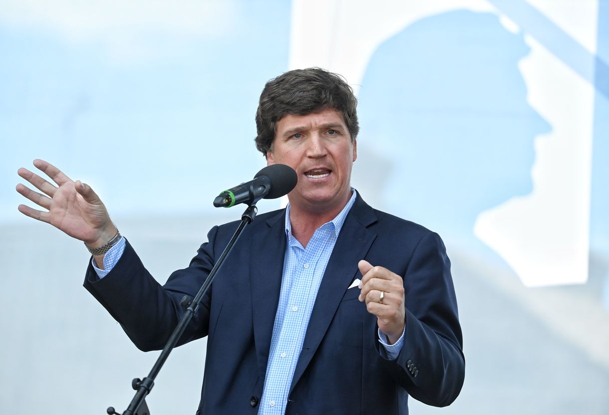 Guardian: Tucker Carlsont kirúgták, de a szélsőjobb megnyerte a világ közvéleményéért vívott csatát