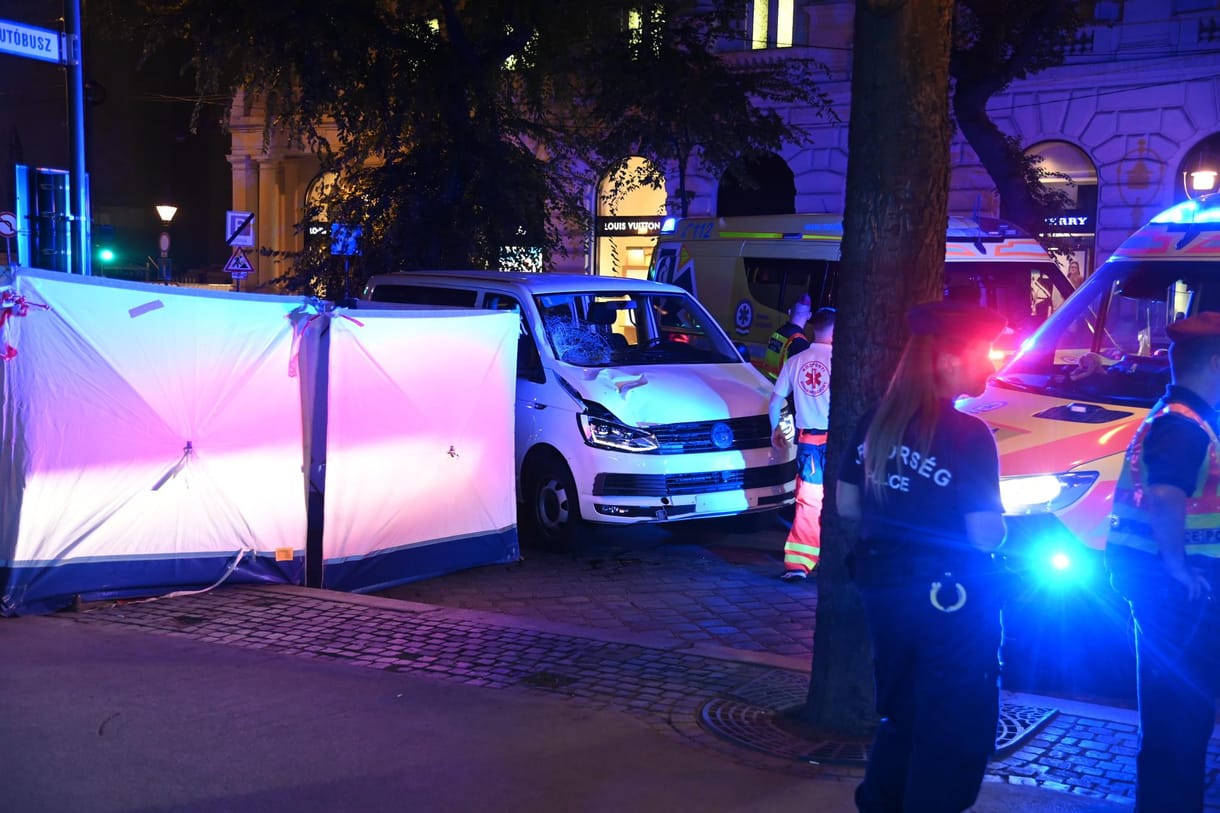 Az Eucharisztikus Kongresszus kisbusza gázolt szombaton este az Andrássy úton
