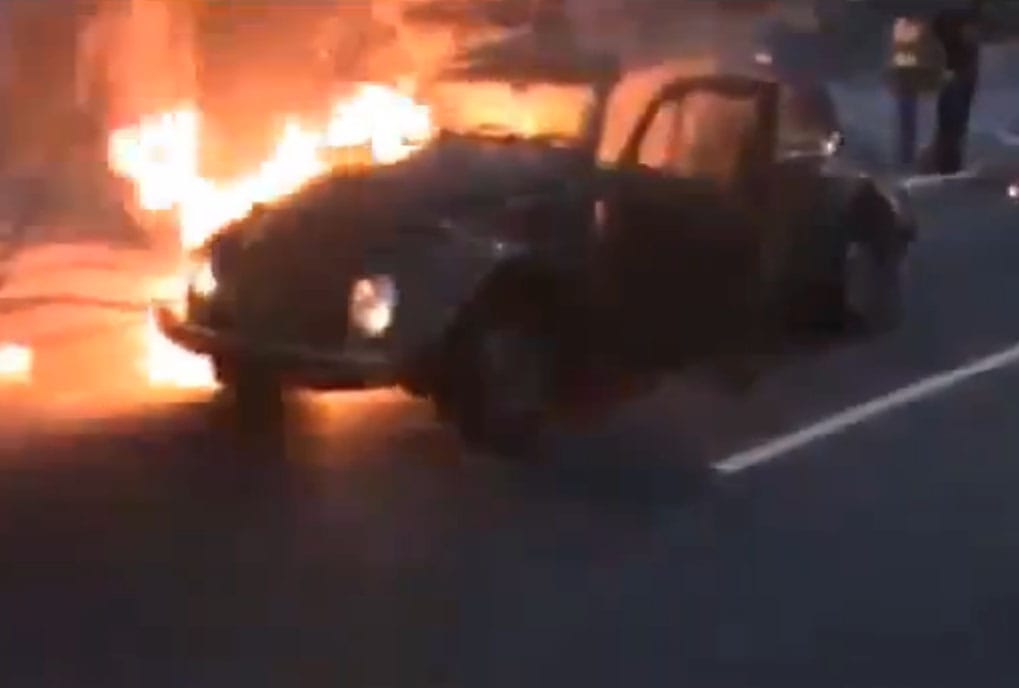 Kiégett egy VW Bogár a foci-vb elleni tüntetésen - videó