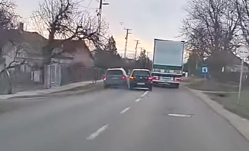 Egymást törte össze két szabálytalanul előző autós Sárszentmihályon – videó