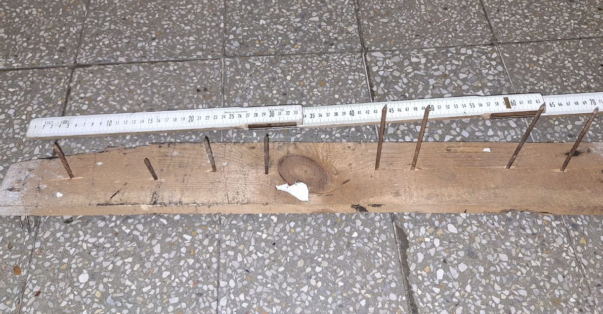 Szöges deszkát rakott egy autós egy vasúti átjáróba, de nem tudta megmondani, miért csinálta