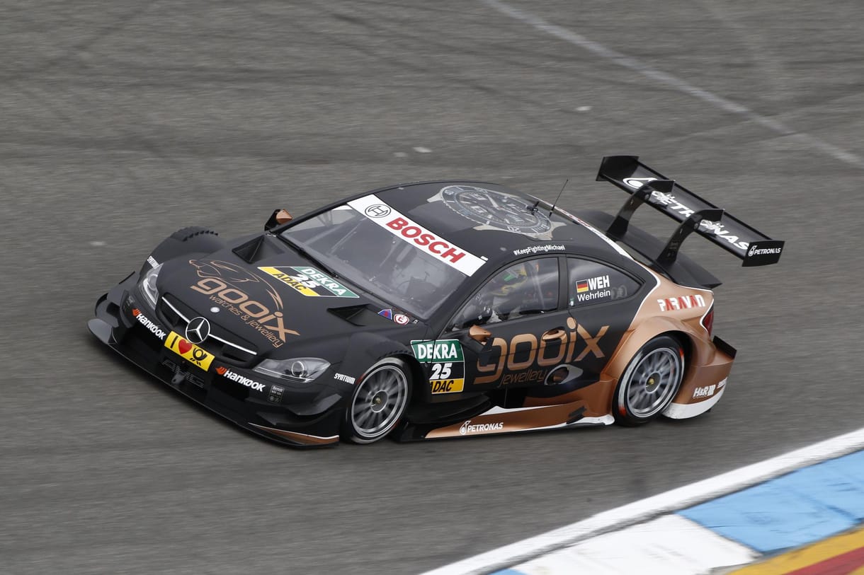 Pályára tévedt gyalogosokat ütött el egy fiatal DTM-versenyző
