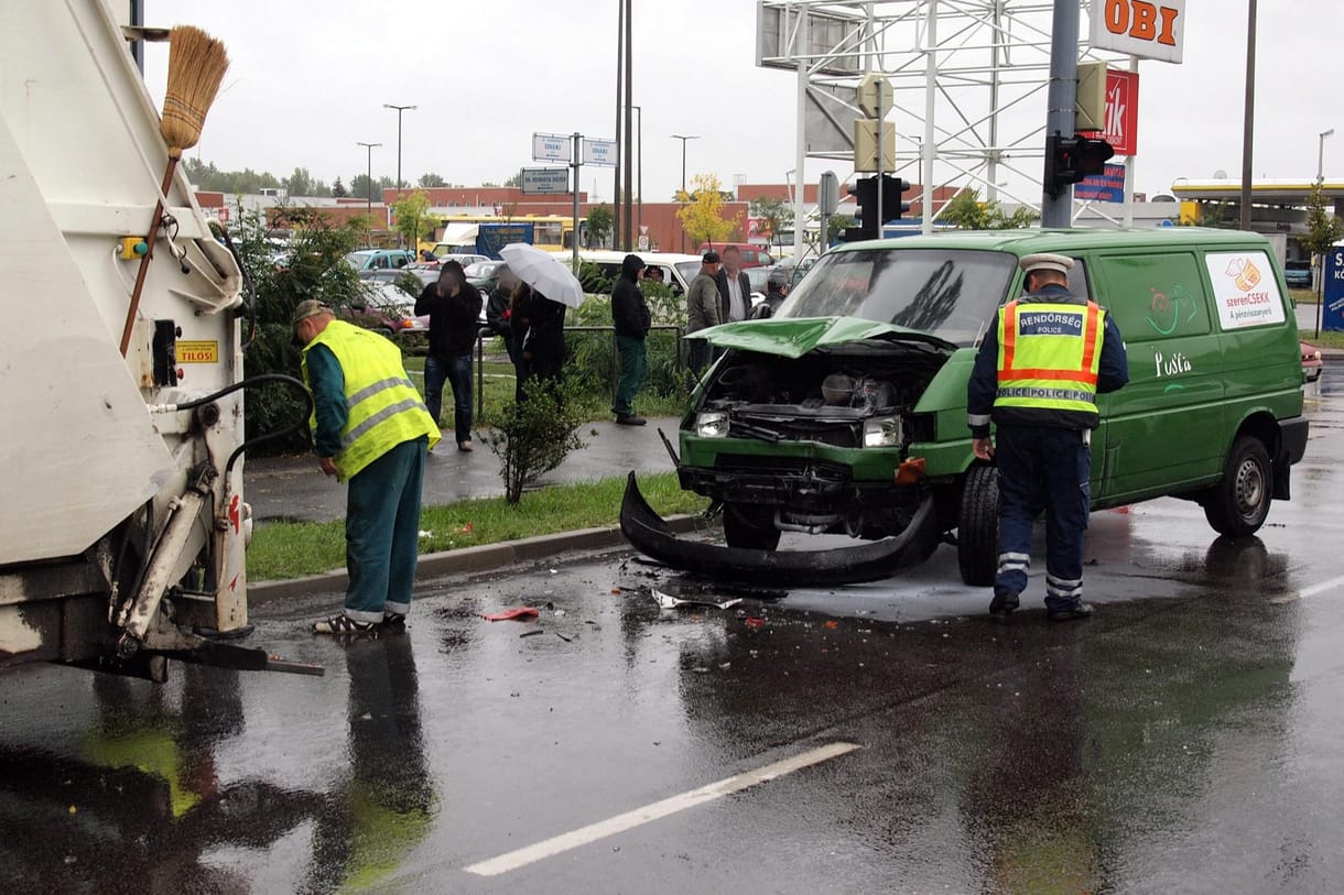 Fotó: postás ütött el egy szemétszállítót Kecskeméten