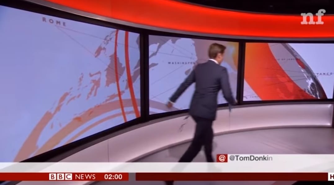 Élő adásban tévedt el a stúdióban a BBC hírolvasója – videó