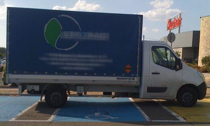 A nap fotója: két mozgássérült- és egy családi parkolóhelyen egyetlen autóval