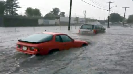Itt egy autós, akinek elfelejtettek szólni, hogy az autó nem úszik a vízen – videó