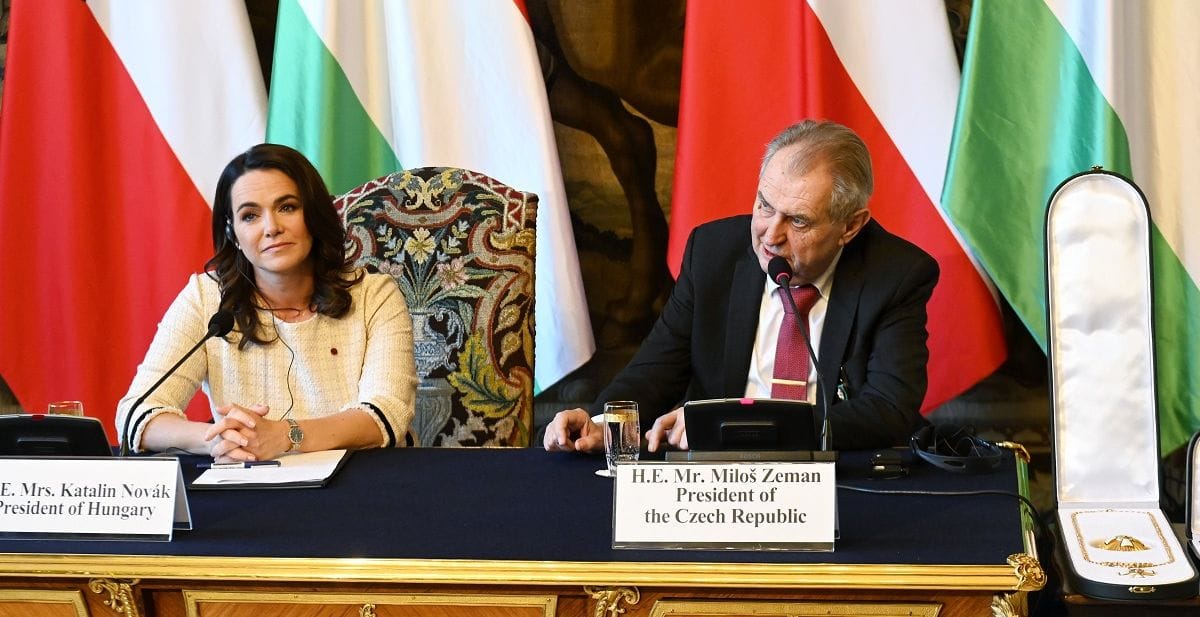Novák Katalin akkor tett hitet Csehországban a visegrádi együttműködés mellett, amikor az új államfő épp távozna belőle