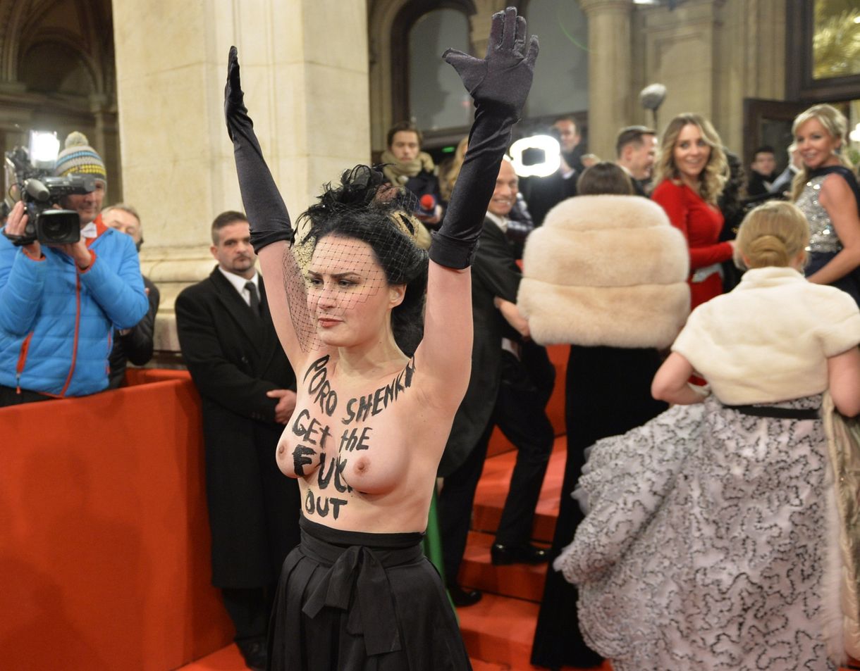 Félmeztelen nő rontott be a bécsi operabálba