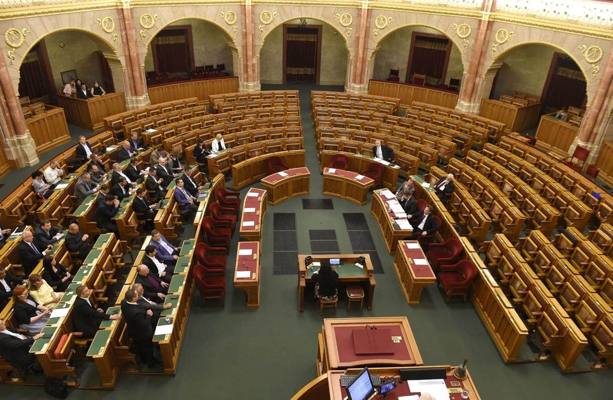 Rétvári magyarázta a kormány bizonyítványát a parlament hétfői ülésnapján