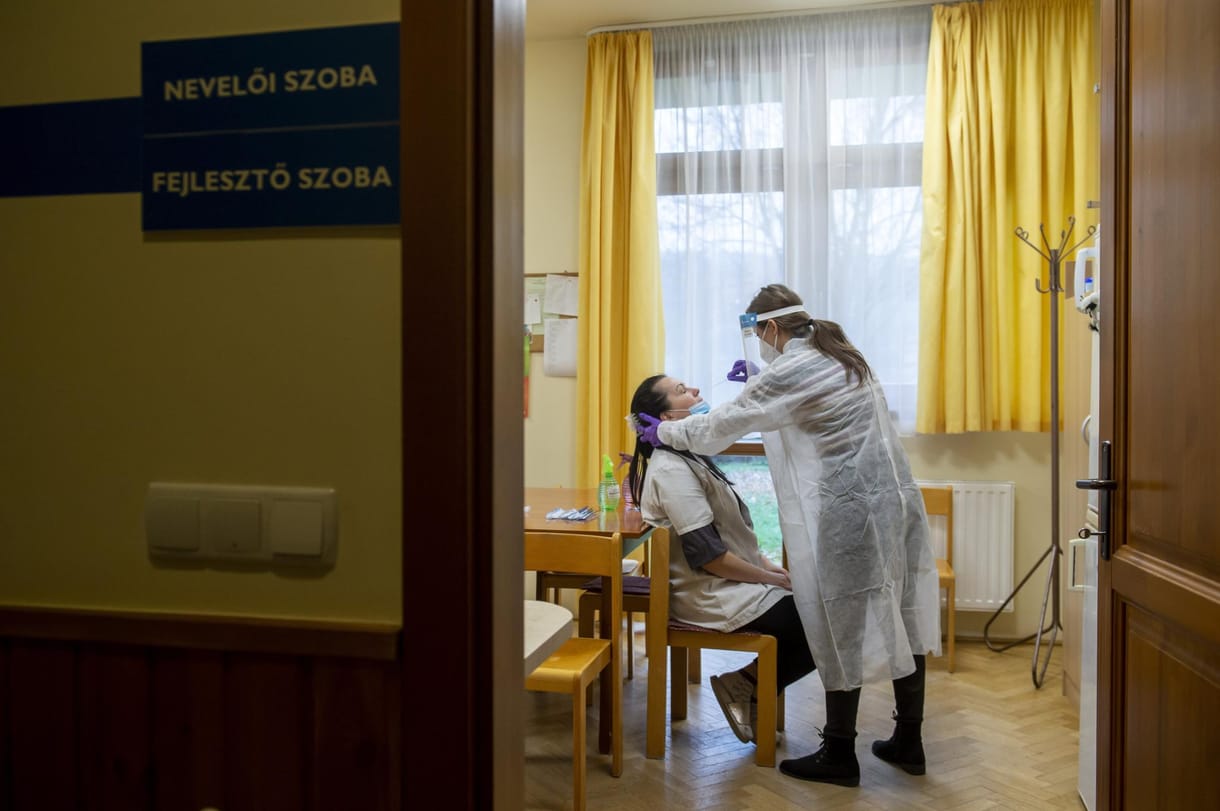 Bölcsődei dolgozók: Ha nyitva maradnak a bölcsődék, járjon soron kívüli oltás is