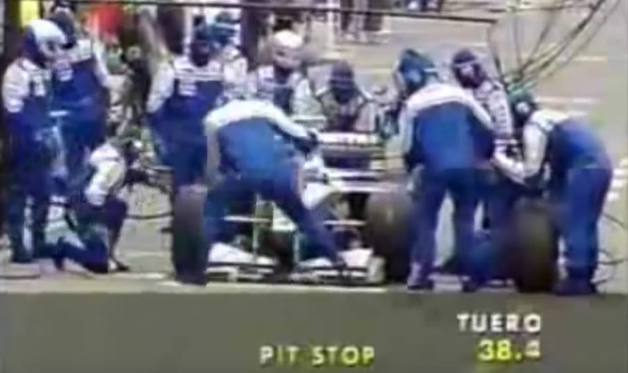 Tragikomikus videón az F1 történetének legbénább kerékcseréje