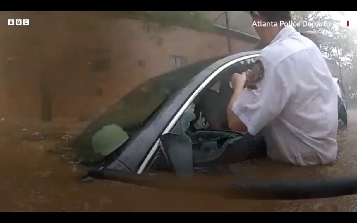 Videón, ahogyan egy árvízben úszó autóból kiment egy rendőr egy férfit Atlantában