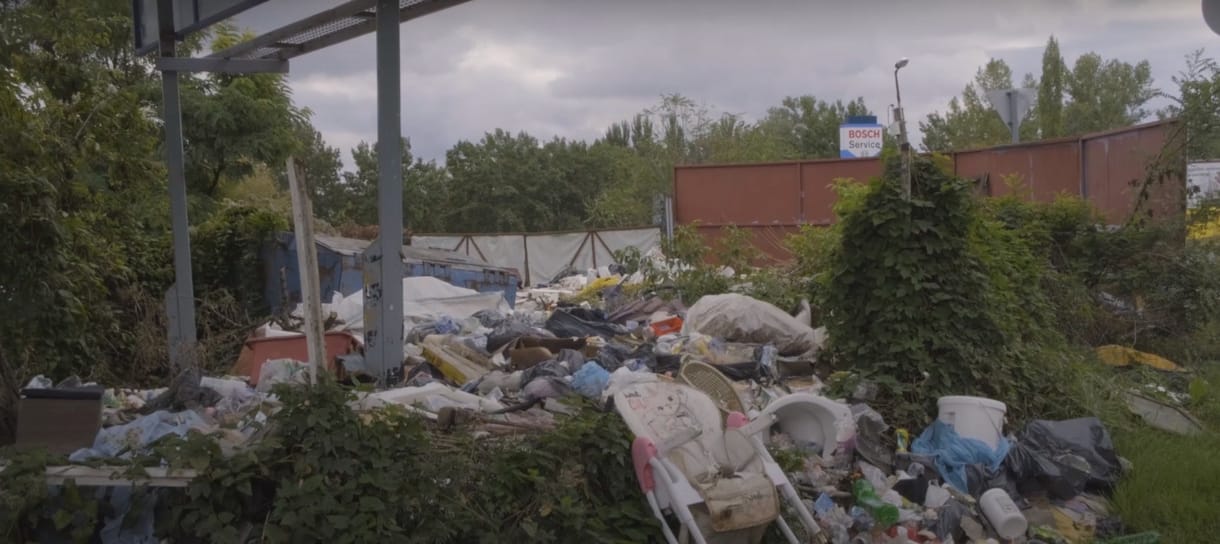 Gazdátlan, ocsmány szemétdomb a városhatáron - videó