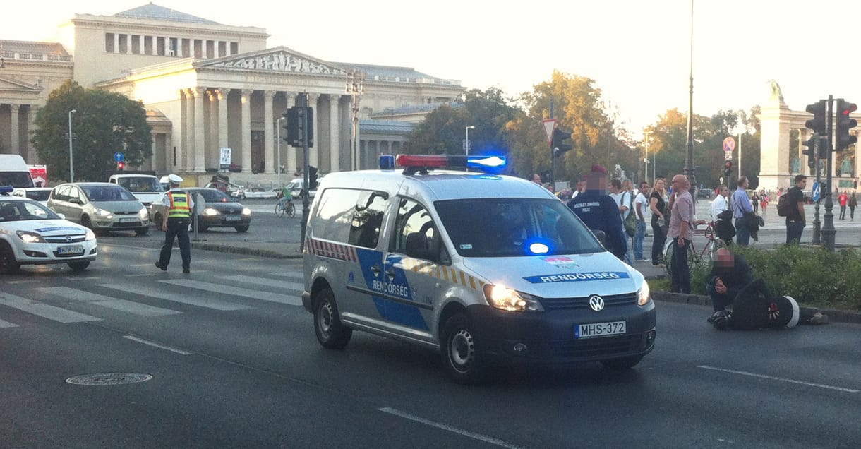 Fotók: Elgázoltak egy biciklist a Hősök terénél