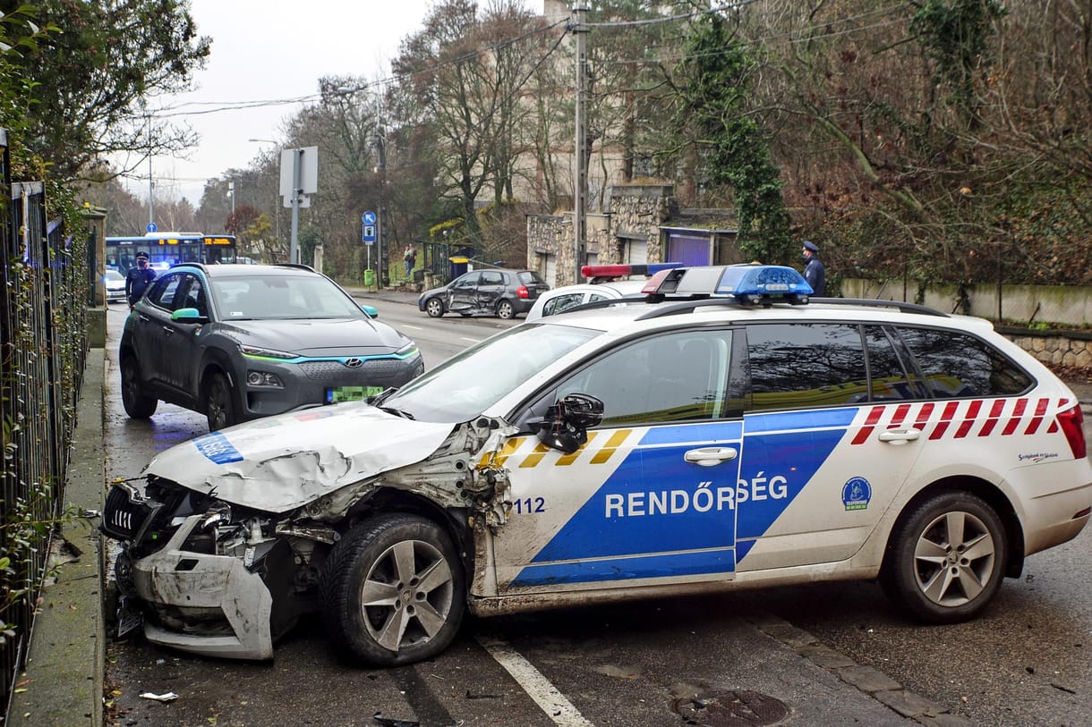 Rendőrautók karamboloztak Budapesten, egy rendőr kórházba került