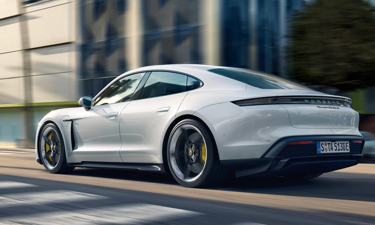 Minden villanyautót, a Teslát is legyorsulja az első elektromos Porsche