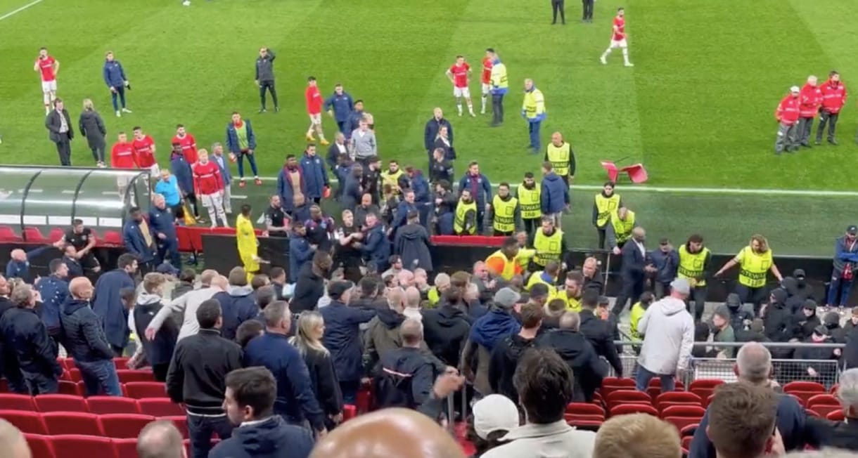 Összeverekedtek az Alkmaar szurkolói az ellenfél játékosaival – videó