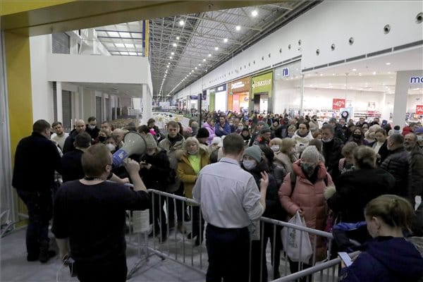 Megrohamozták az oroszok az IKEA üzleteit, miután a cég bejelentette, hogy felfüggeszti az országban a működését