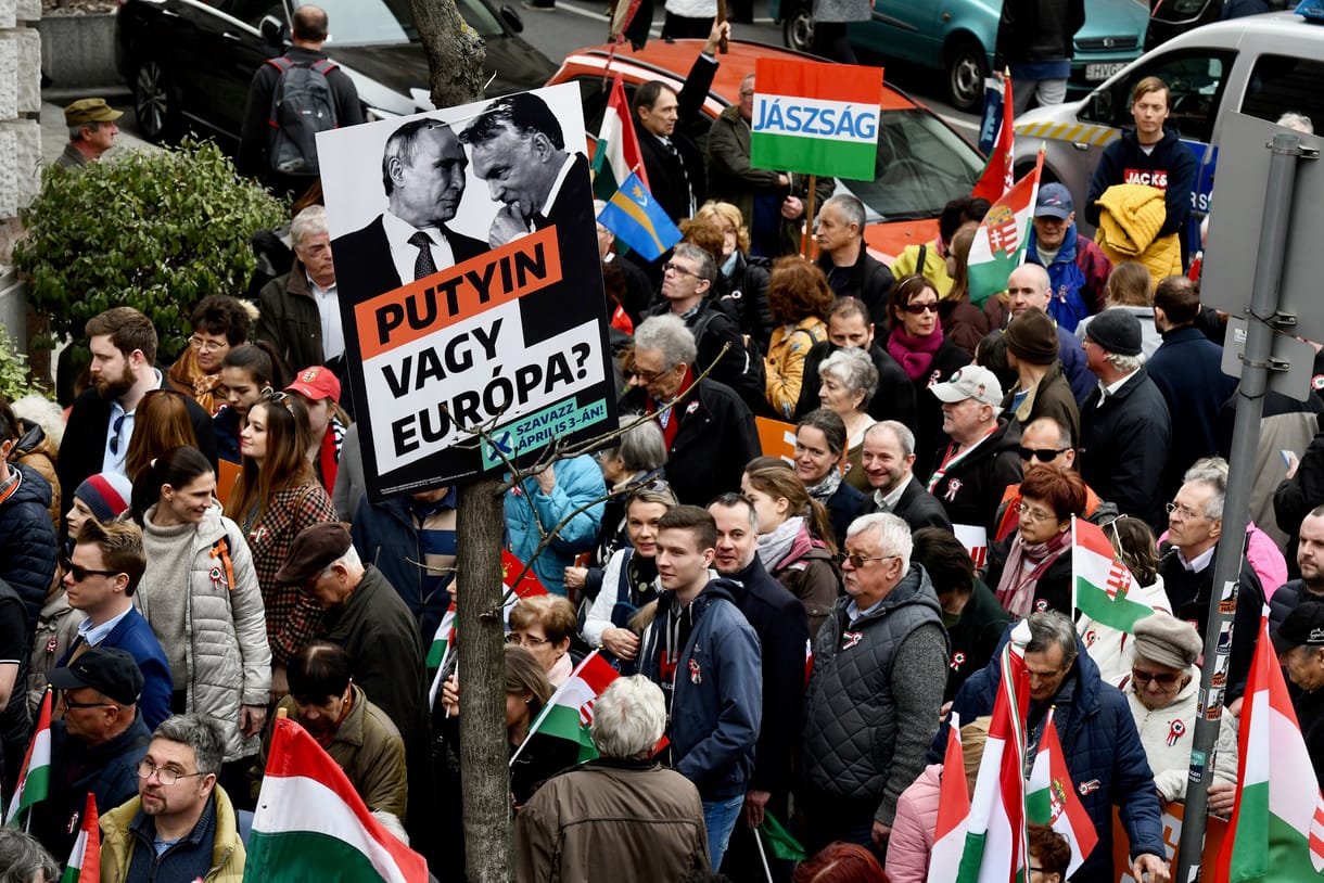 A fideszesek és az ellenzékiek ugyanolyan korlátoltnak tartják a másik oldalt egy kutatás szerint