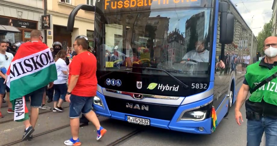 Szivárványos zászlós buszokra terelték fel a magyar szurkolókat Münchenben