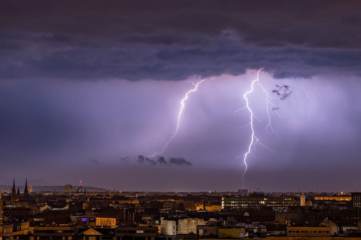 Másodfokú riasztást adtak ki Budapestre felhőszakadás miatt