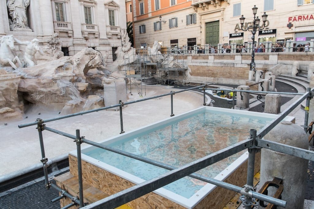 Felújítás miatt nincs víz a Trevi-kútban, de az olaszok megoldották, hogy ne törjön meg a pénzbedobás hagyománya